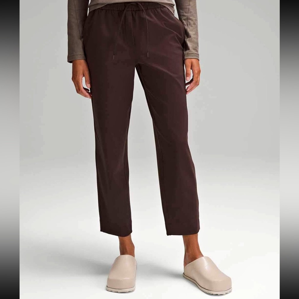 Lululemon Tapered-Leg Mid-Rise Pant 7/8 Length in Luxtreme